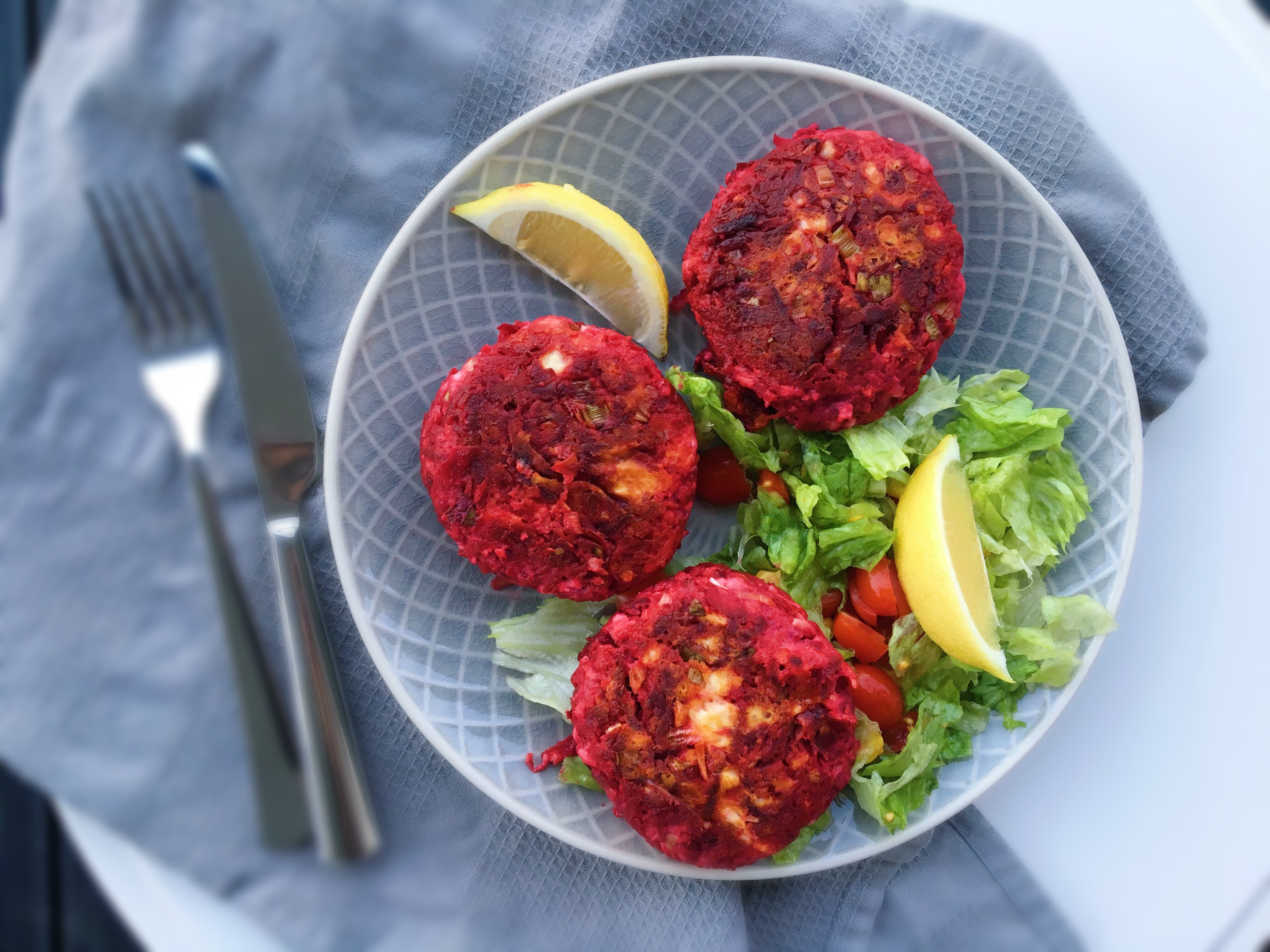 Řepové burgery s balkánským sýrem. Vegetariánské burgery. Salát.
