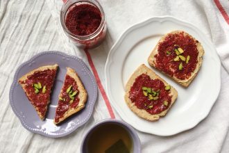 Zdravá marmeláda. Marmeláda bez cukru. Jahodová marmeláda. Rychlá jahodová marmeláda. Marmeláda z chia semínek. Celozrnný toast s marmeládou a domácím arašídovým máslem. Rychlá snídaně.