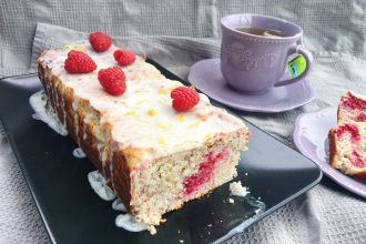 Chlebíček bez mouky. Pečení z oříškových mouk. Maliny. Kokosové máslo. Šálek čaje. Zdravé pečení. Dezert bez cukru. Cukrfree.