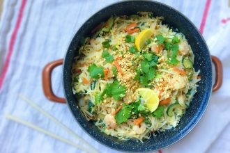Pad thai. Kokosové nudle s mrkví, cuketou, krevetami, citronem, koriandrem a arašídovým máslem. Rychlé a zdravé recepty. Zdravé jídlo.