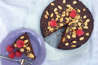 Karobové brownies, karobová mouse, karobový prášek. Domácí arašídové máslo, arašídy, maliny. Zdravé mlsání, zdravé pečení, pečeme zdravě. Zdravé recepty. Pečení bez cukru.