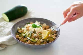 Těstoviny s cuketou a balkánským sýrem