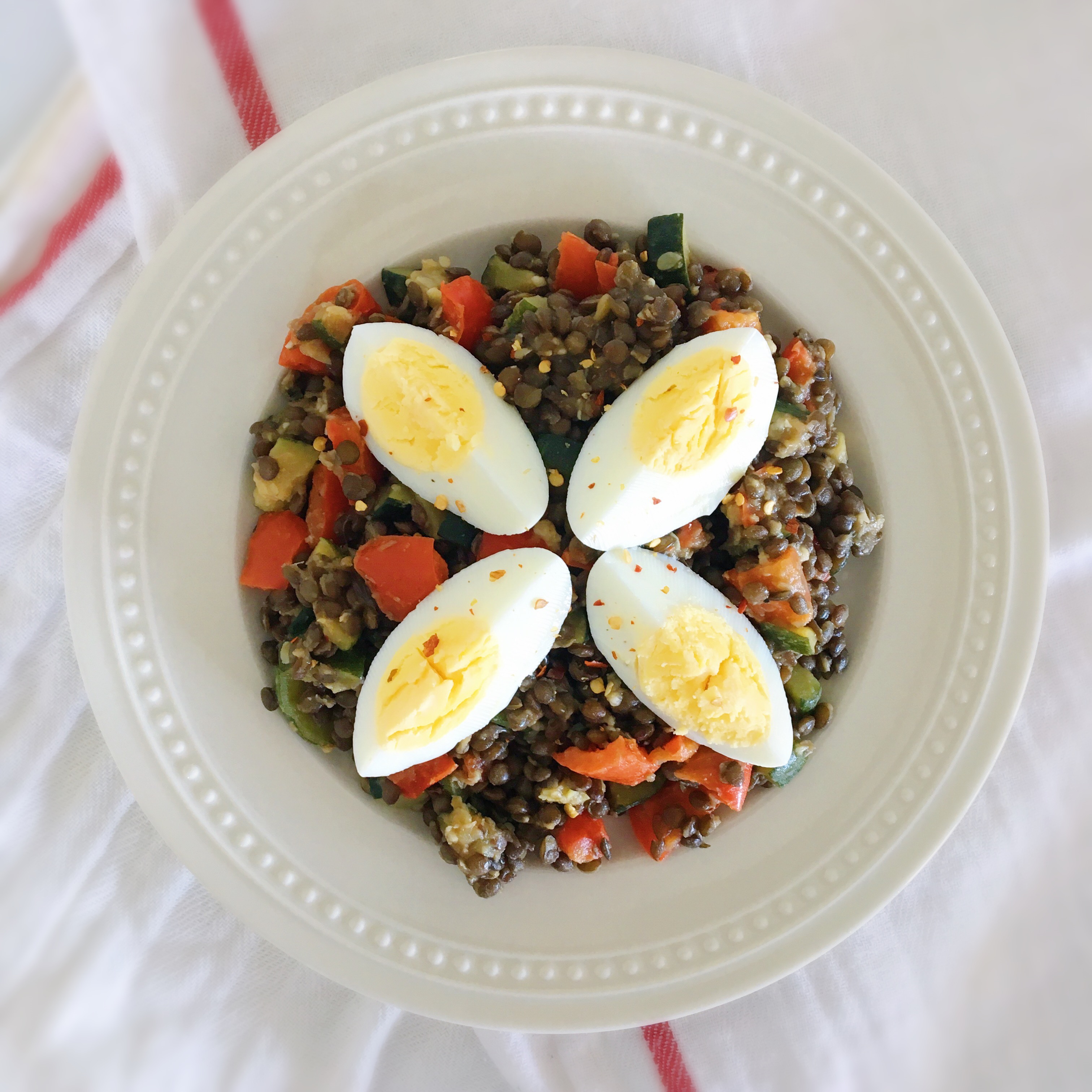 Teplý salát z čočky beluga s červenou paprikou a cuketou a s vajíčkem. Oběd do krabičky. Jak využít zbytky. Rychlý oběd.