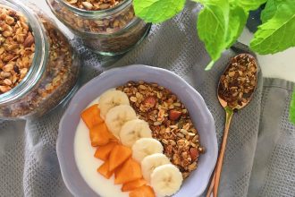 recept na domácí granolu. Domácí granola s oříšky a máslem. Granola s jogurtem, banánem a meruňkami.
