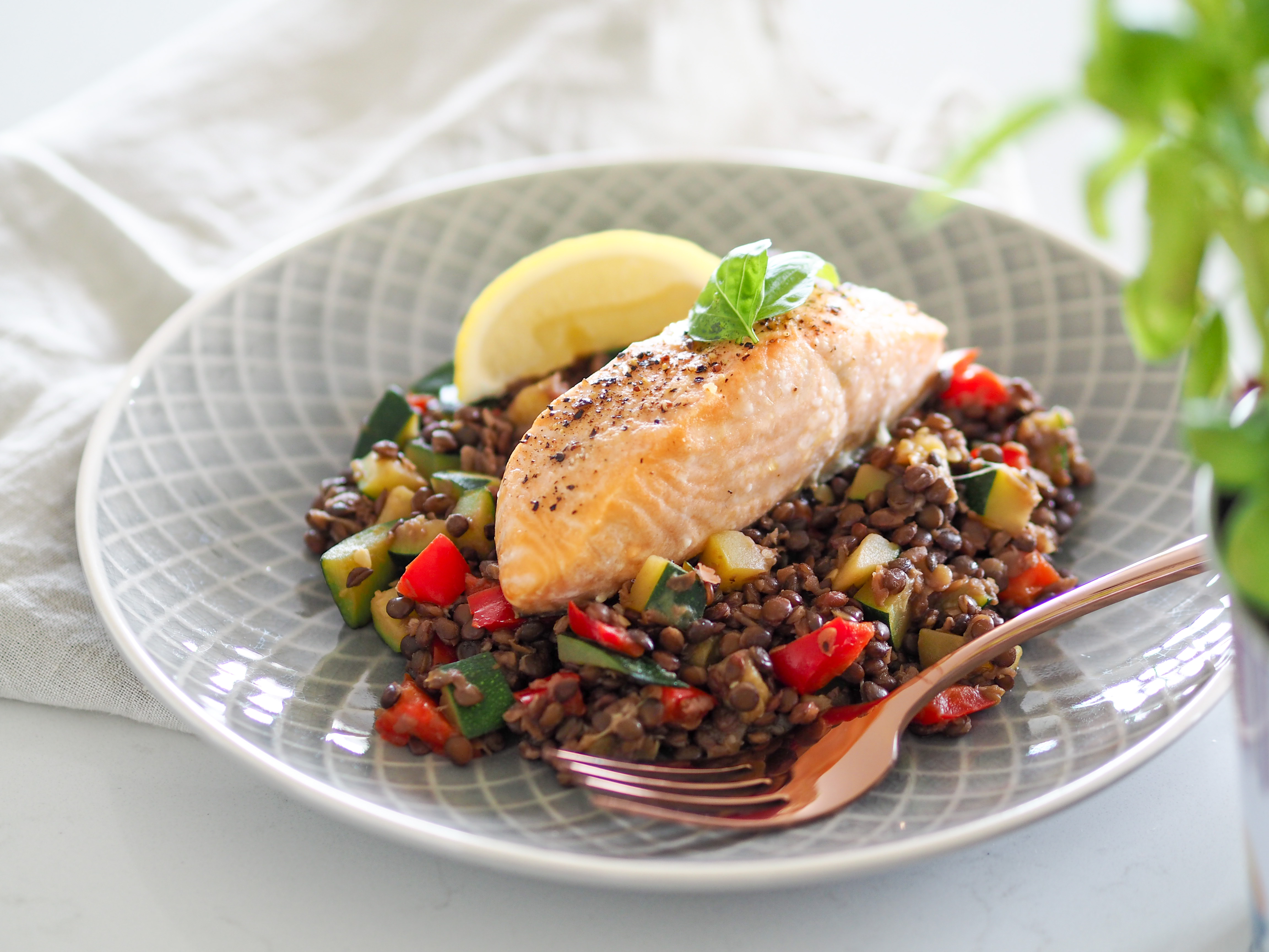 Pečený losos se salátem z čočky beluga