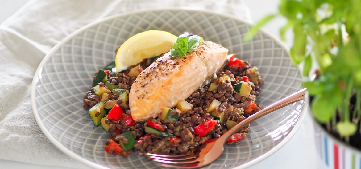 Pečený losos se salátem z čočky beluga