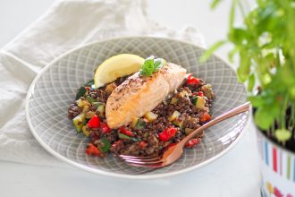 Pečený losos se salátem z čočky beluga