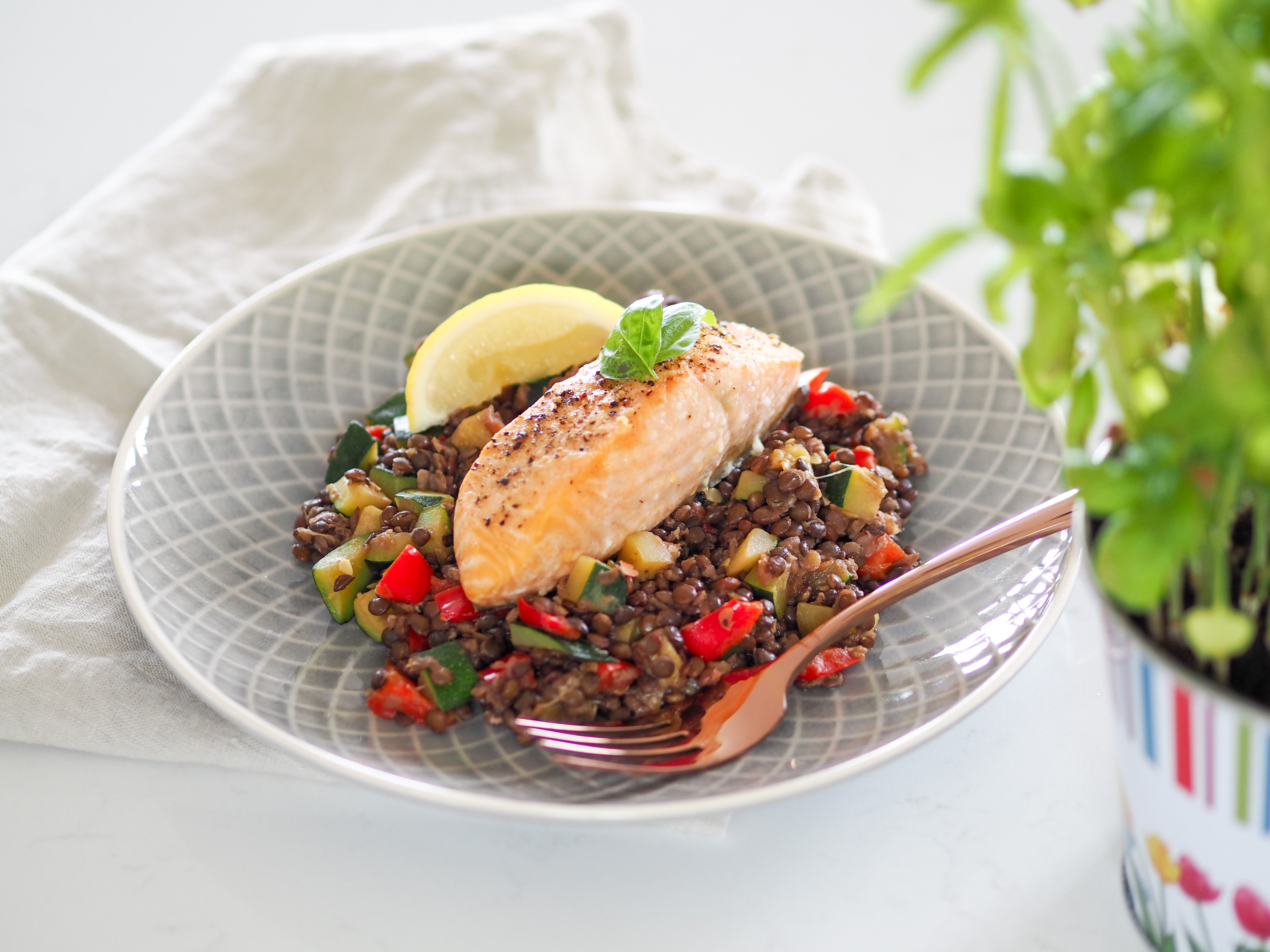Pečený losos se salátem z čočky beluga