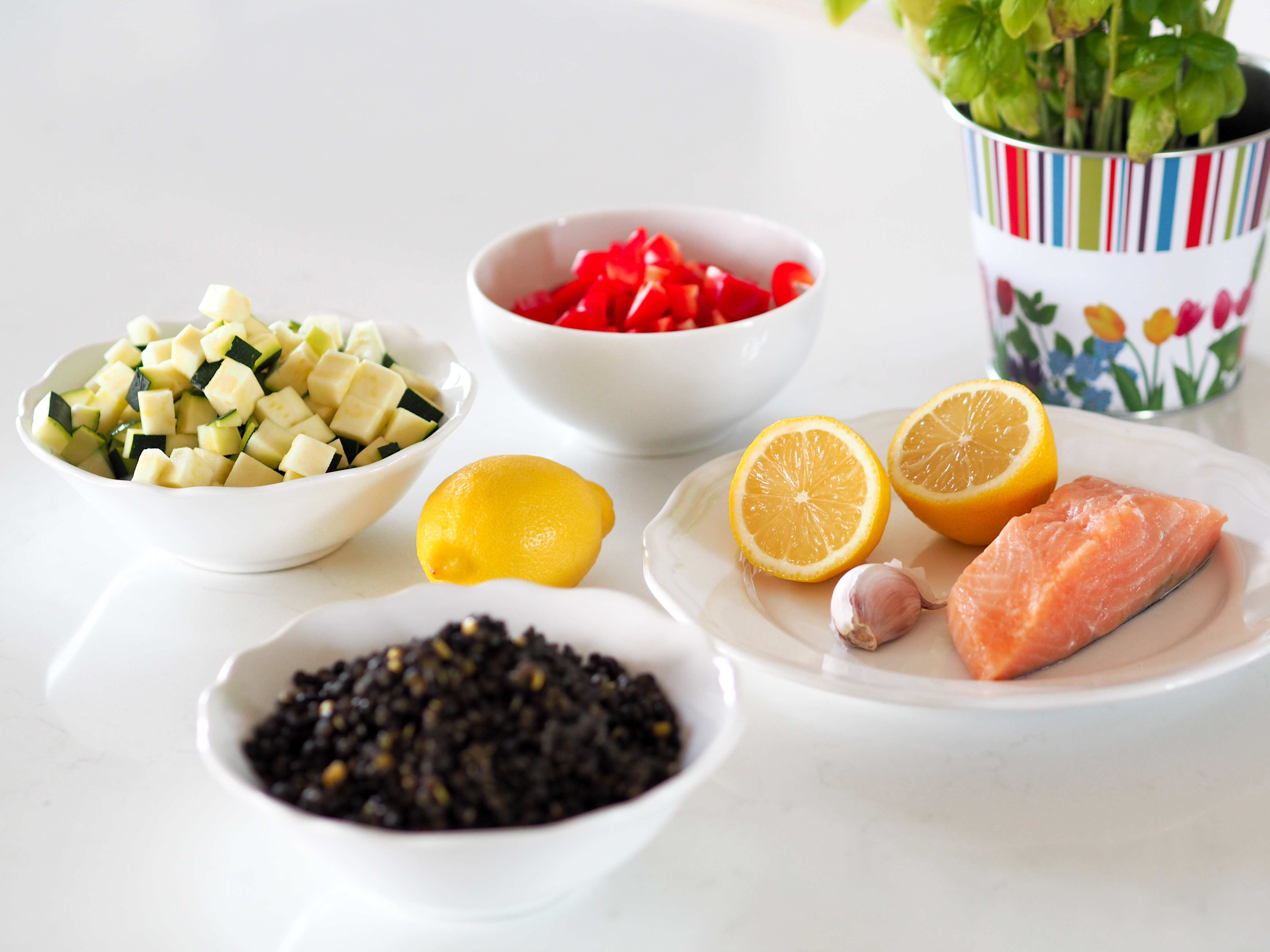 Pečený losos se salátem z čočky beluga