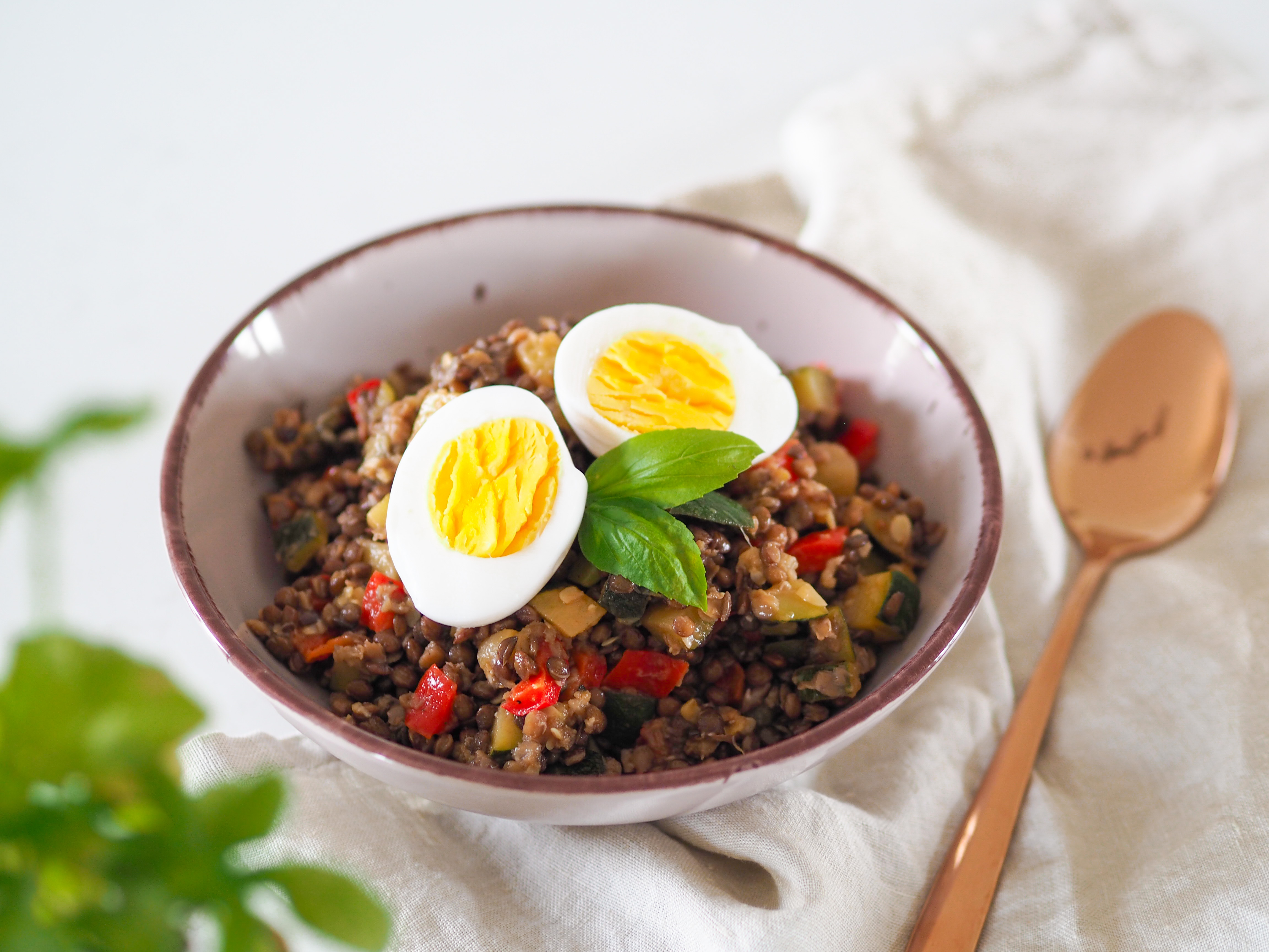 Salát z čočky beluga s cuketou a paprikou