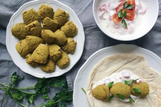 Falafel. Zdravý falafel. Pečený falafel. Arabský chleba. Zdravé recepty. Karbanátky z cizrny. Arabská kuchyně. Arabské recepty. Arabské jídlo. Syrská kuchyně. Syrské recepty. Jogurtový salát s okurkou, rajčetem a česnekem.