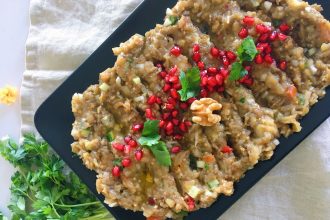 Baba ganuš. Baba Ghanoush. Arabské recepty. Arabská kuchyně. Orientální recepty. Zdravé jídlo. Lilkový dip se zeleninou a granátovým jablkem. Syrská kuchyně. Syrské baba ghanouš. Syrské recepty.