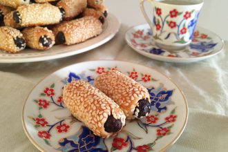 Arabské recepty. Arabská kuchyně. Orientální kuchyně. Arabské dezerty. Zdravé pečení. Zdravý dezert. Datle. Daltlové šištičky z celozrnné ječné mouky. Šálek arabské kávy.