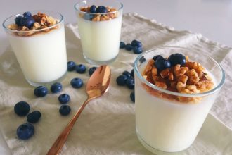 Sahlab. Salep. Arabská kuchyně. Arabské recepty. Orientální recepty. Pudink. Vlašské ořechy, skořice a borůvky. Zdravé recepty. Lehký dezert.