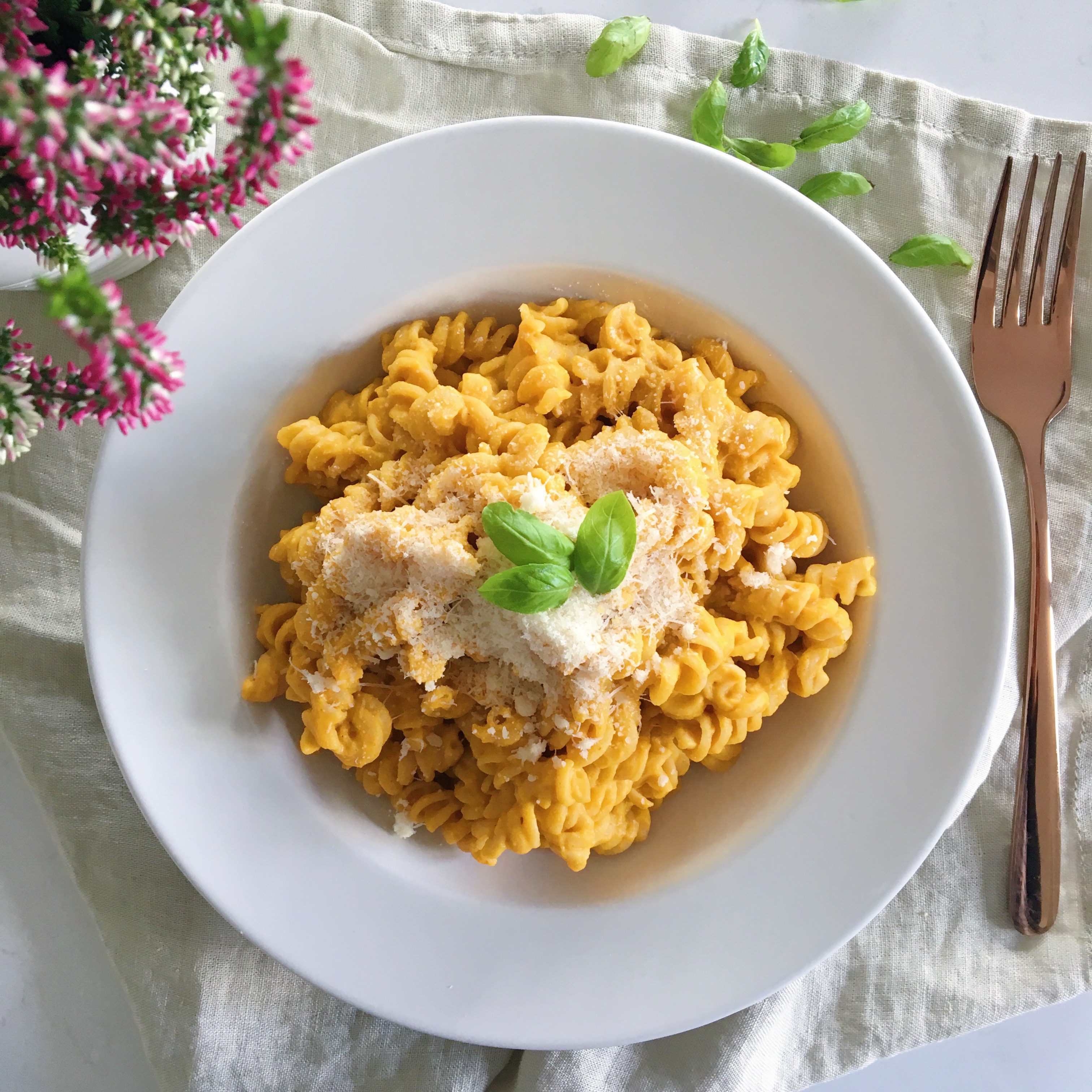 Dýňová omáčka s ricottou a celozrnné těstoviny. Celozrnné fusilli. Podzimní recepty. Zdravé recepty. Vegetariánské recepty.