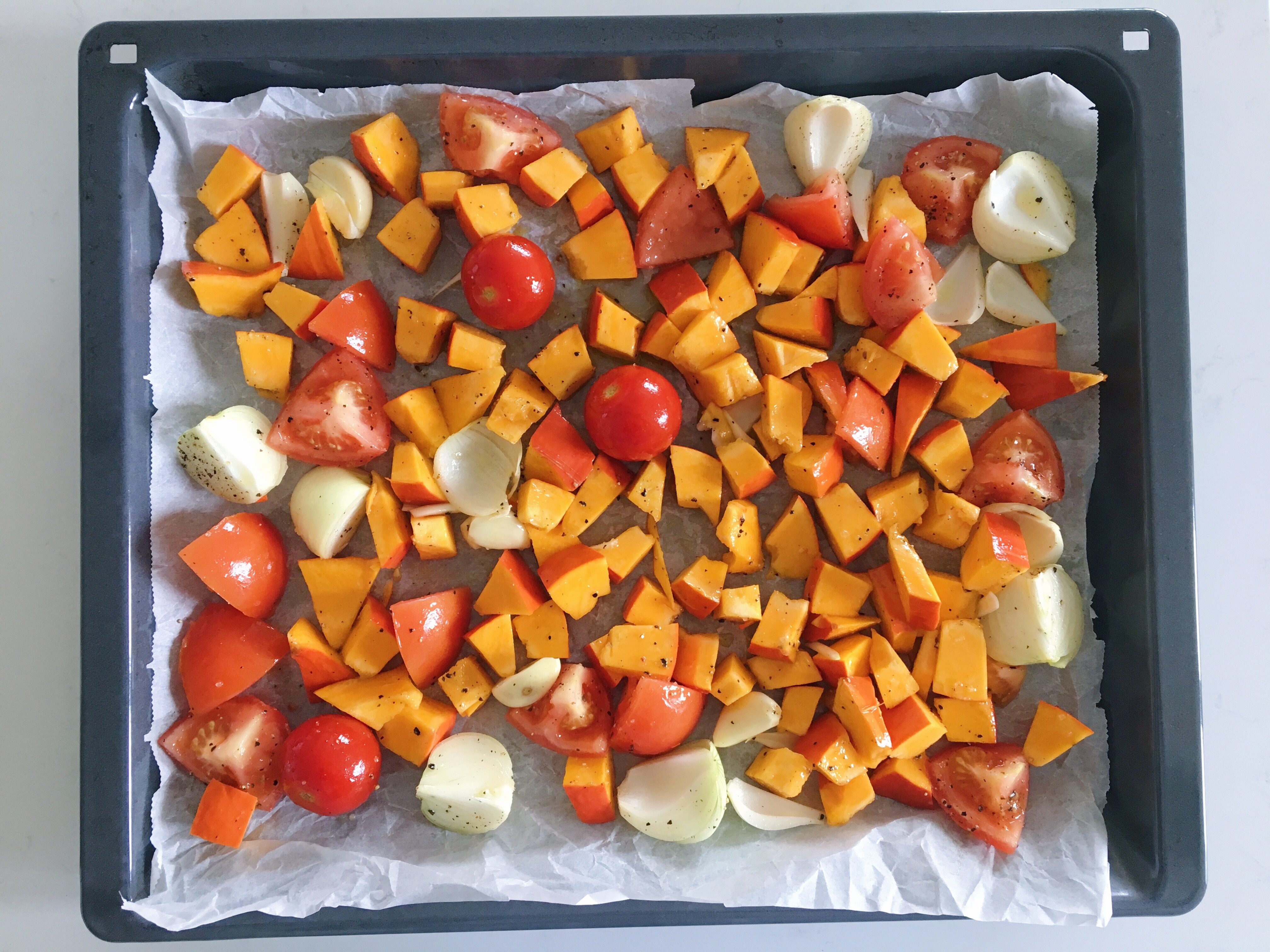 Dýňová omáčka s ricottou a celozrnné těstoviny. Celozrnné fusilli. Podzimní recepty. Zdravé recepty. Vegetariánské recepty. Zelenina na plechu. Pečená zelenina.