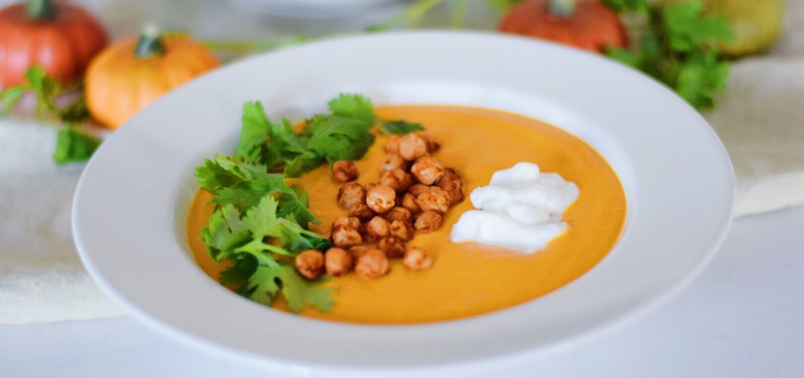 Dýňová polévka s pečenými paprikami, cizrnou a kokoscovým mlékem. Zdravé recepty. Podzimní recepty. Syté polévky. Pečená cizrna. Cizrnové krutony.