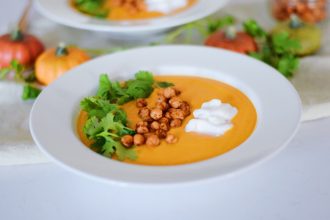 Dýňová polévka s pečenými paprikami, cizrnou a kokoscovým mlékem. Zdravé recepty. Podzimní recepty. Syté polévky. Pečená cizrna. Cizrnové krutony.