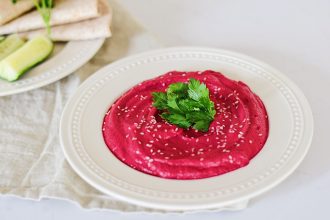 Arabské recepty. Dip z červené řepy. Okurka. Mutabal Shawandar. Arabská kuchyně. Orientální recepty. Syrská kuchyně. Arabské recepty.