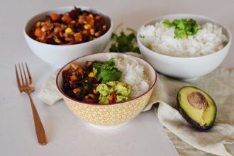 Burrito bowl. Guacamole. Recept na guacamole. Fazolové jídlo. Veganské recepty. Zdravé recepty.