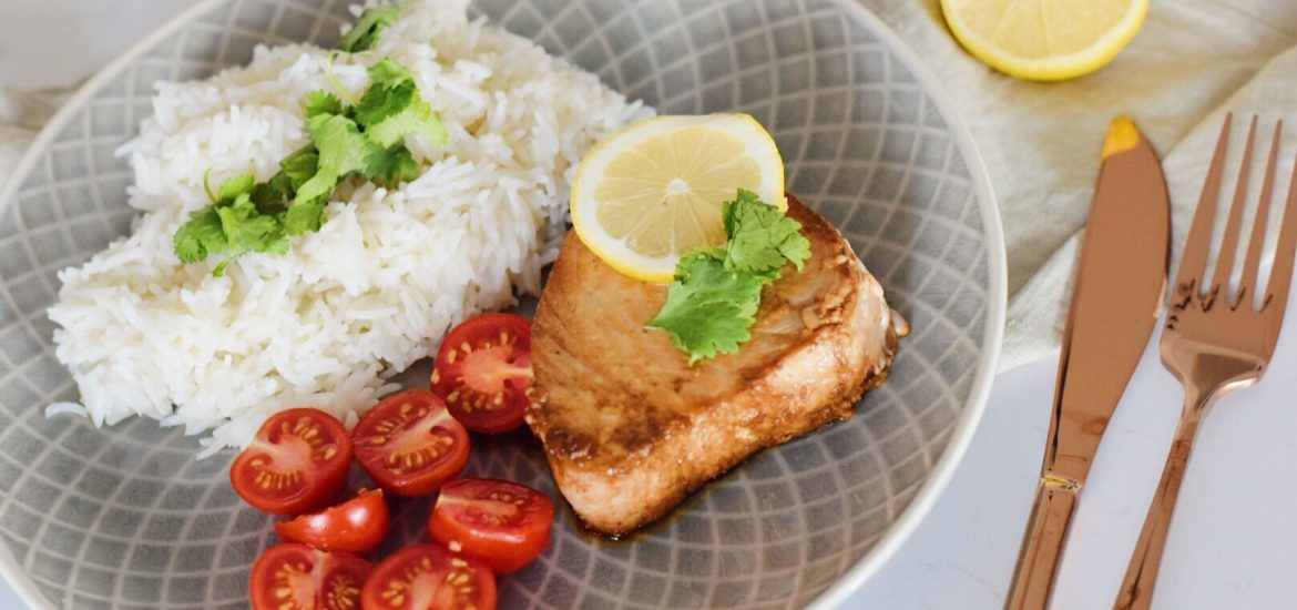 Marinovaný tuňák. Pečený tuňák. Rýže basmati. Kokosová rýže. Rýže vařená v kokosovém mléce.