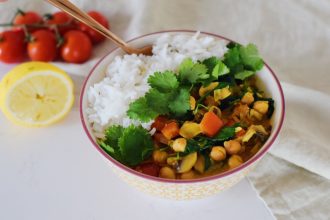 Cizrnové kari. Veganské recepty. Rýže basmati. Kokosové mléko. Recepty z kokosového mléka. Zdravé recepty.