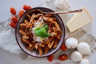 Celozrnné těstoviny. Celozrnné penne. Rychlá omáčka na těstoviny se žampiony. Parmazán. Tomatová omáčka na těstoviny.