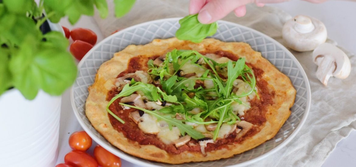 Tvarohová pizza se sýrem a žampiony. Tomatová omáčka na pizzu.