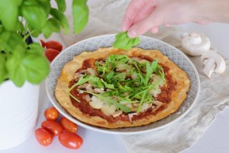 Tvarohová pizza se sýrem a žampiony. Tomatová omáčka na pizzu.