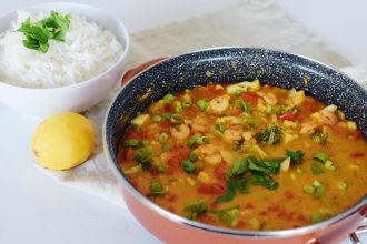 Krevetové kari s rýží, květákem, brokolicí, kokosovým mlékem, citronem a koriandrem.