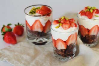 Zdravý nepečený čokoládový dezert s jahodami a krémem z mascarpone. Čokoládový mug cake. Valentýnský dezert.
