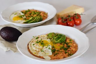 Slaná ovesná kaše se smaženým vajíčkem, volským okem, avokádem, rajčaty a parmazánem. Rychlá a zdravá večeře recept. Zdravý oběd.