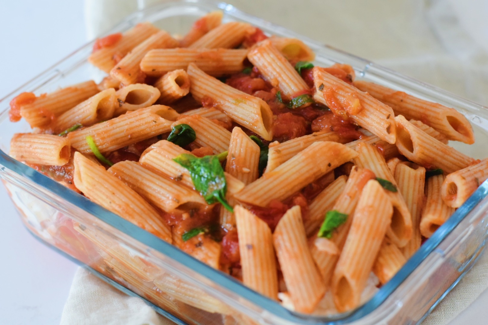 Zapečené celozrnné těstoviny se sýrem. Jednoduchá omáčka na těstoviny. Tomatová omáčka na těstoviny.