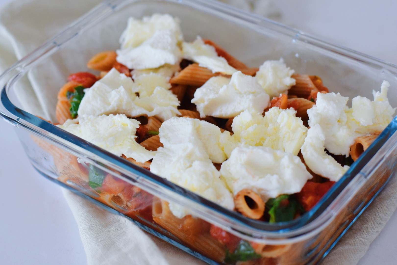 Zapečené celozrnné těstoviny se sýrem. Jednoduchá omáčka na těstoviny. Tomatová omáčka na těstoviny.