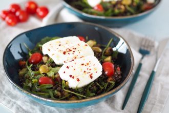 Salát z čočky beluga s halloumi