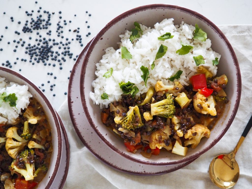 Kari s čočkou beluga (vegan)