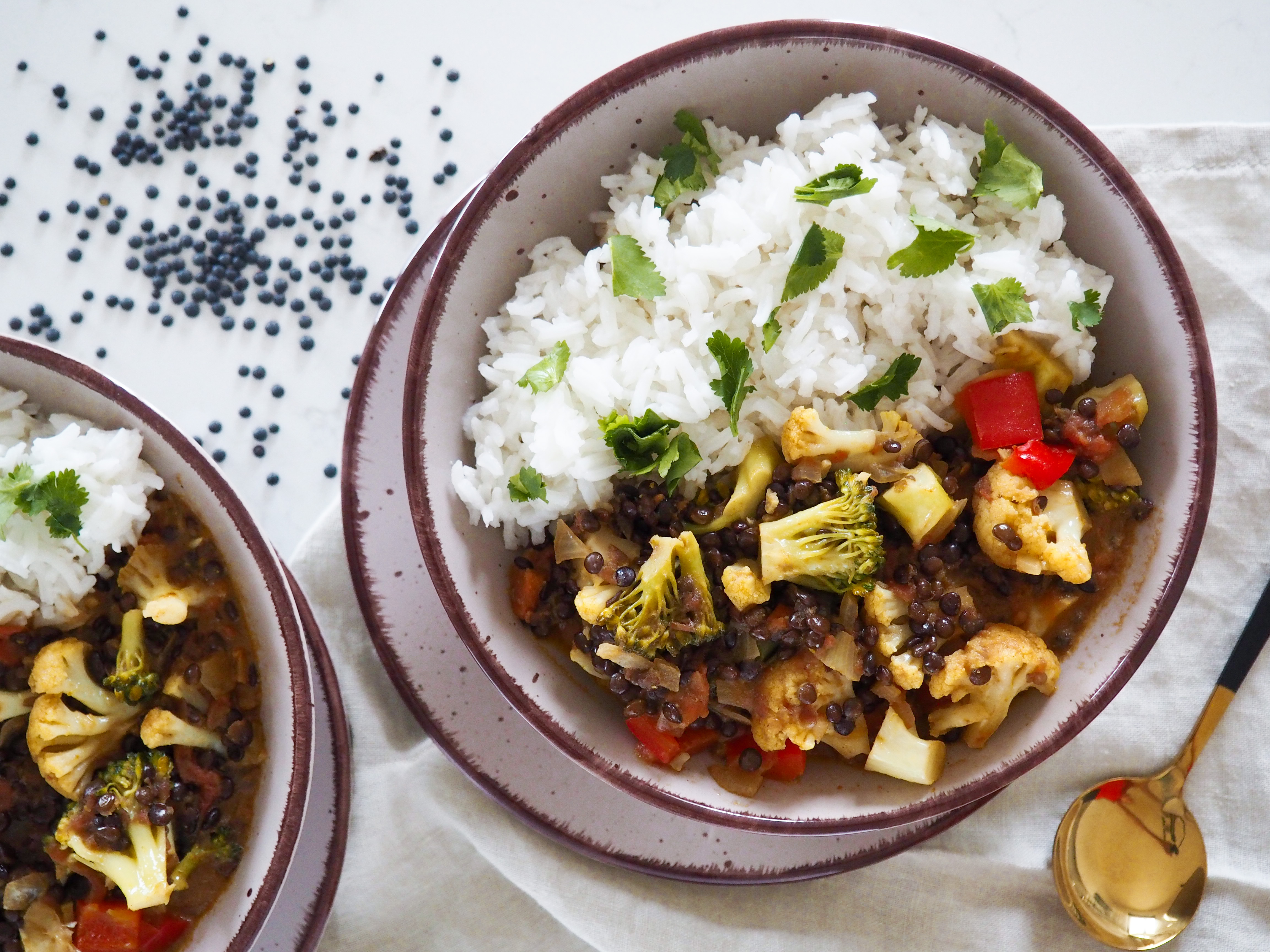 Kari s čočkou beluga (vegan)